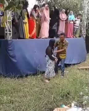 jatuh saat joget di panggung