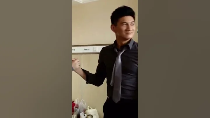 #吴奇隆 探班妻子刘诗诗，与剧组人员嬉戏打闹，看来感情很好经常探班妻子，小17岁的老婆可要看好了！ 😂 - 天天要闻