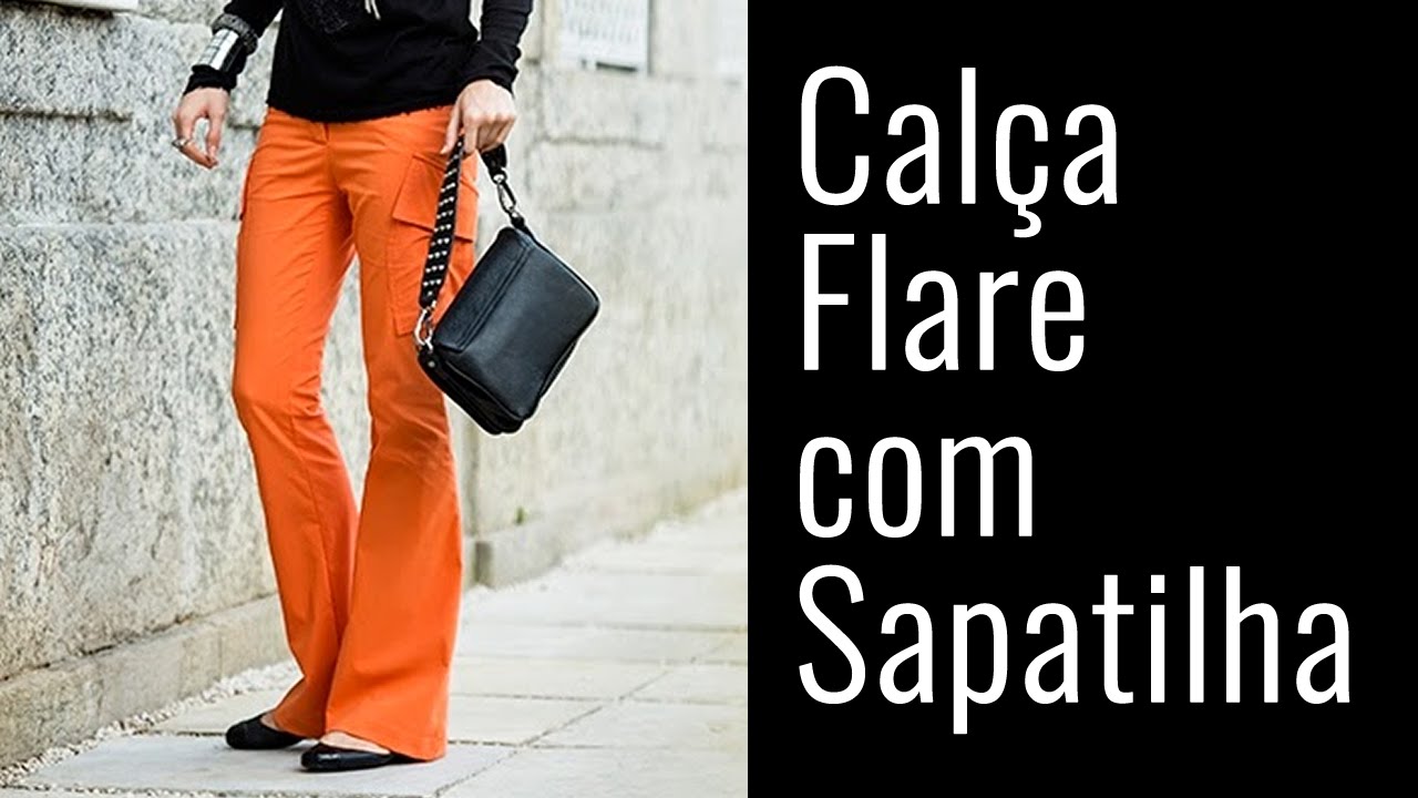 calça flare preta com sapatilha