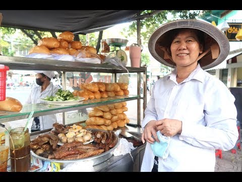Bánh mì phá lấu Bà Sáu 40 năm lừng danh Sài Gòn