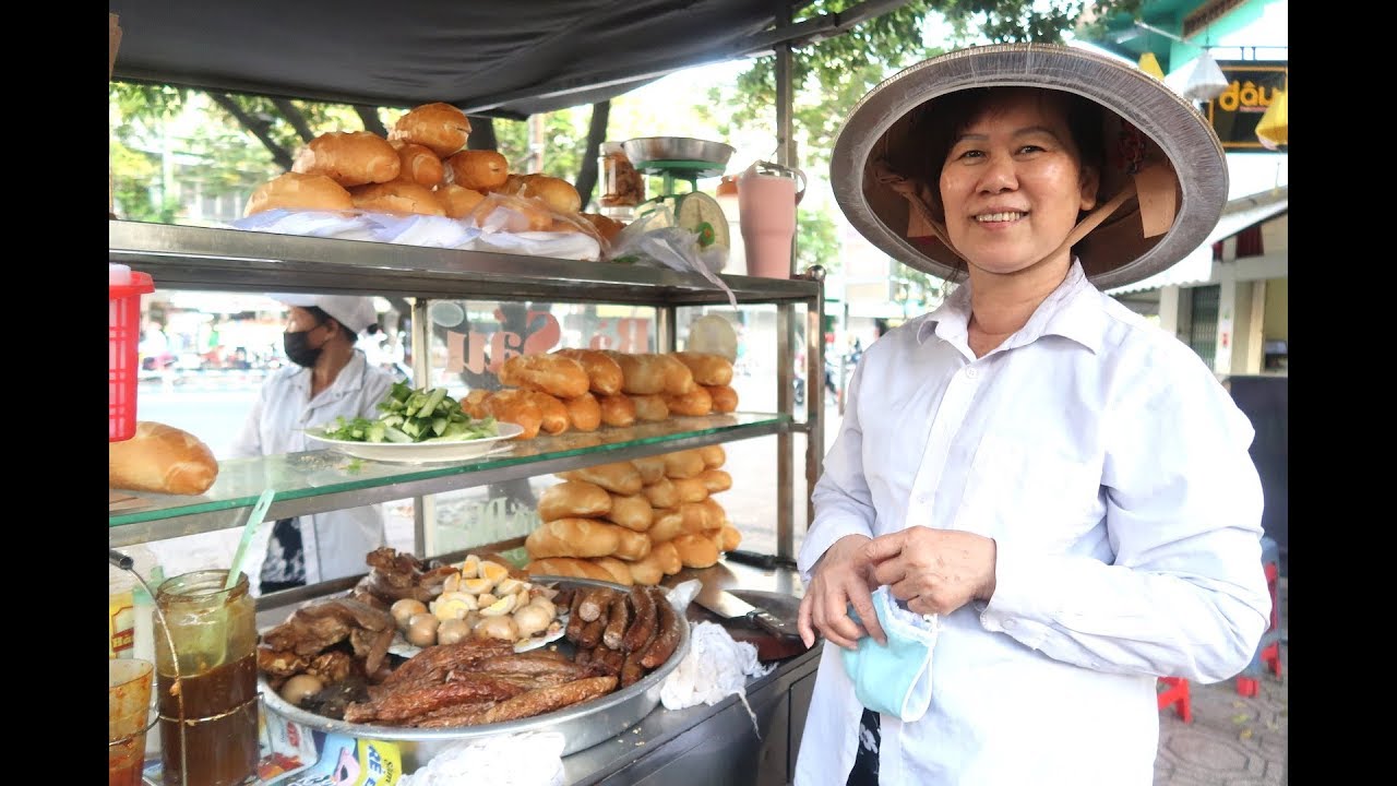 Bánh mì phá lấu Bà Sáu 40 năm lừng danh Sài Gòn