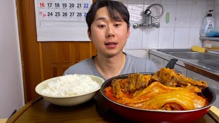 등뼈김치찜 함부로 들어오지 마세요 맨손으로 입에 묻히며 쪽쪽 빨아먹습니다 누렁이 저리가 먹방MUKBANG