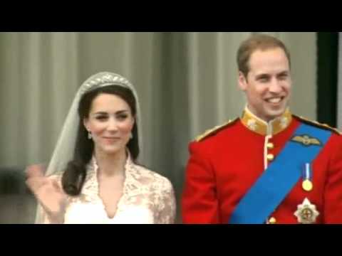 William and Kate: Kiss on Balcony (Buckingham Pala...