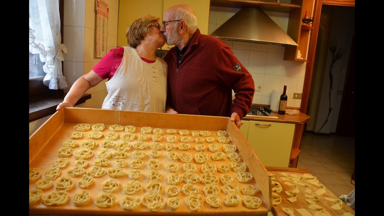 Dolci Natalizi Youtube.Le Cartellate Pugliesi Dolce Tipico Natalizio Ricetta Della Nonna Maria Youtube