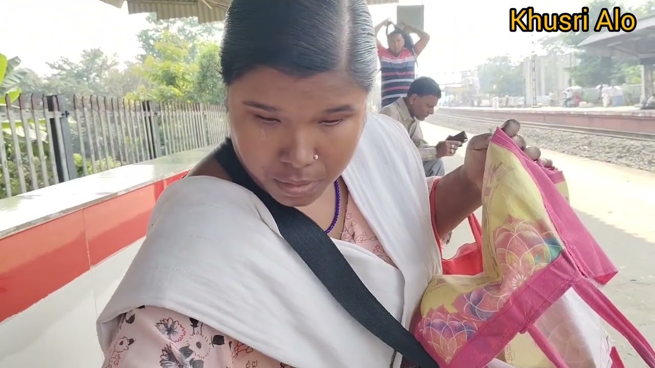 বাবা/ মা/ দাদা/ হারা অন্ধ ঝুমা দাস কোন রকম ভাবে ট্রেনে ধূপকাঠি বিক্রি করে জীবনযাপন করছে