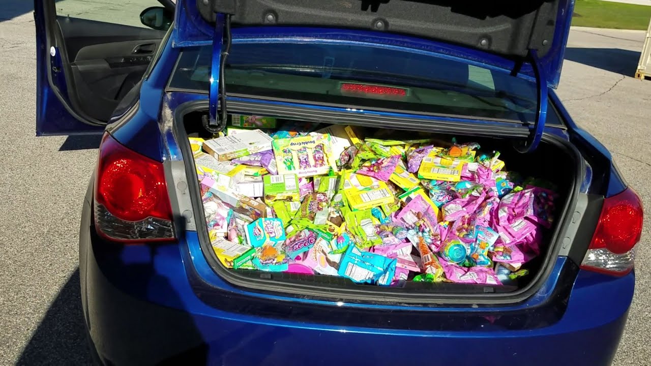 DUMPSTER DIVING CANDY EXTRAVAGANZA HUNDREDS OF POUNDS - YouTube