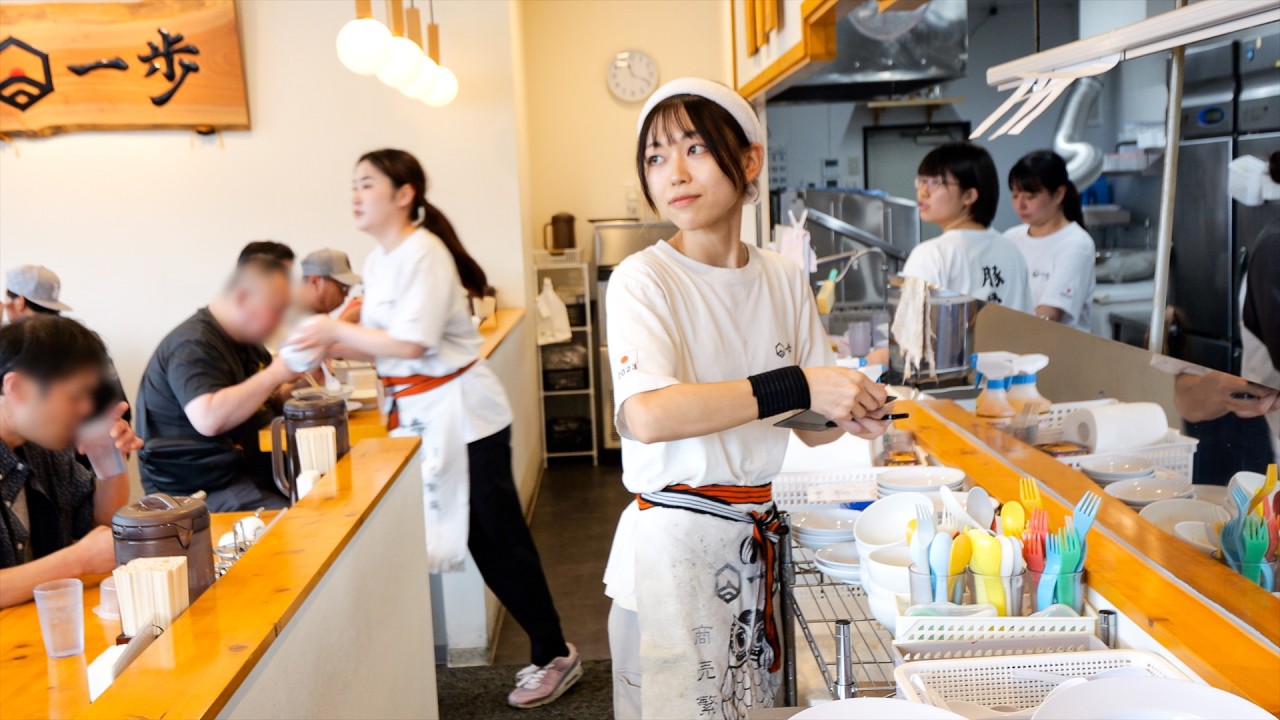 【衝撃】スタッフ全員「未経験」！？開店即満席の行列ラーメン店が、昼4時間で200人をさばく驚異の裏側