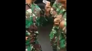 TNI joget lucu