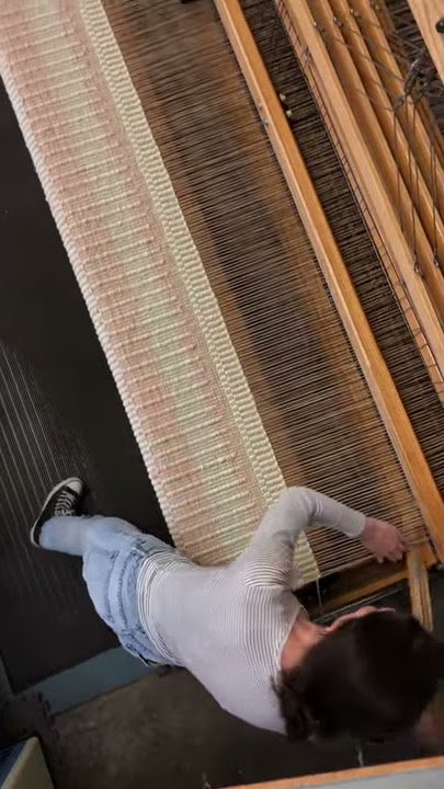 Weaving a nursery rug at Auda Sinda