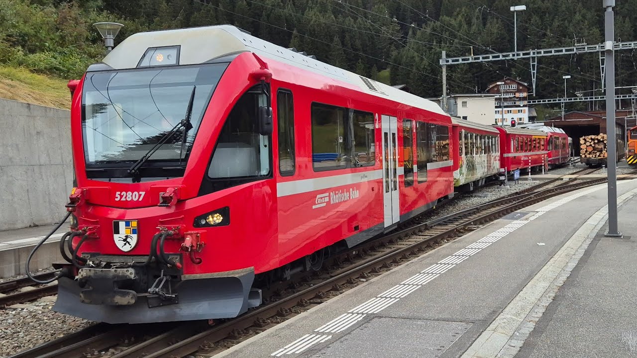 RhB Allegra mit Modul und Kieswagen in Arosa - YouTube