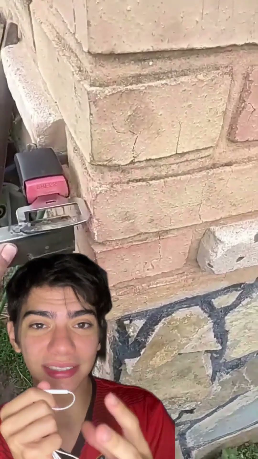 Esse fazendeiro usou um cinto de segurança como tranca pro portão!?Prático e genial!Você faria isso