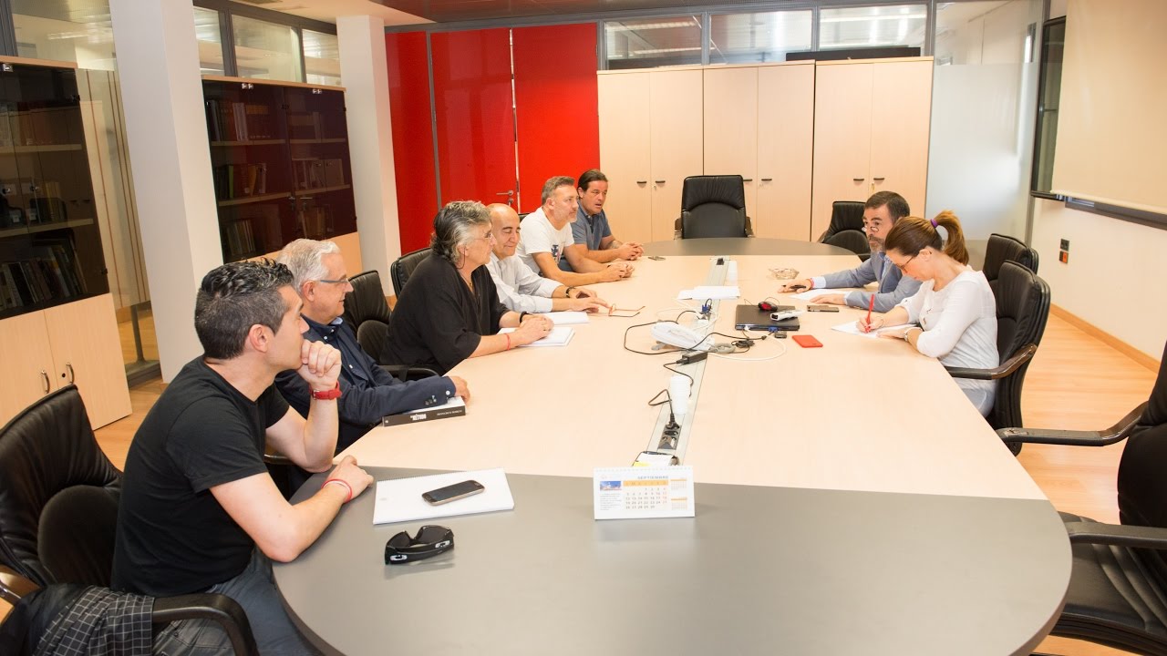 El alcalde y la vicealcaldesa escuchan las preocupaciones de los estibadores noticias de ultima hora