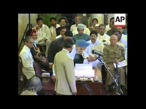 Manmohan Singh Sworn In As India S First Sikh Prime Minister Youtube