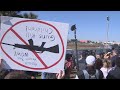 JOVENS ESTADUNIDENSES REIVINDICAM CONTROLE DE ARMAS NO PAÍS.