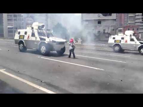 Video #19A Venezolana la hace frente a un "Rinoceronte" de la GNB en Caracas