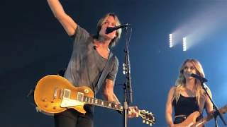 Video voorbeeld van "Keith Urban & Lindsay Ell - Horses - Sept 12, 2018 - Moncton NB"