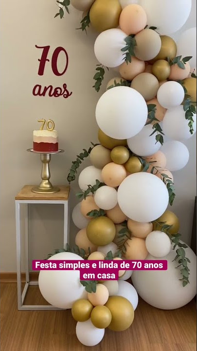 Festa simples e linda de 70 anos em casa! Apenas com um bolo e um arco de balões.