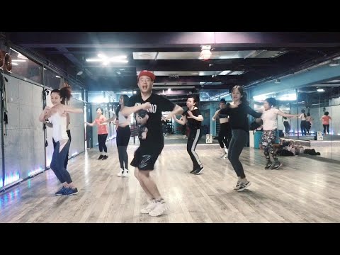 尊巴串烧第二波《向前冲》《我是一颗跳跳糖》《眉飞色舞》《野狼DISCO》疫情期间少出门，在家锻炼，增强体质，提高免疫，春节宅家不无聊，大家一起动起来！