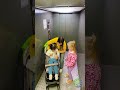 Mütterlicher Instinkt gegen Gefahr: Flucht aus dem Aufzug 🧠🛡️
