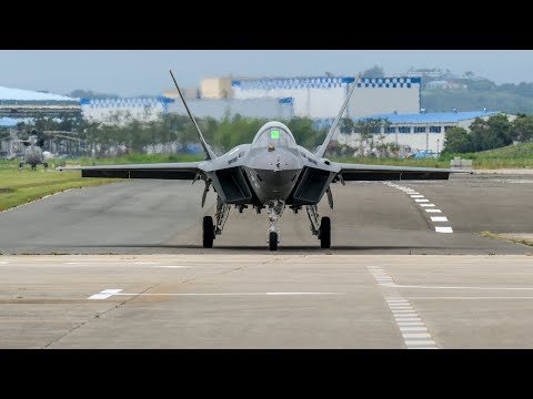 KF-21 Boramae taxiing on the ramp (Official Footage)