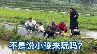 英子说带小孩来玩，结果几个大人比小孩玩得更嗨，没谁了