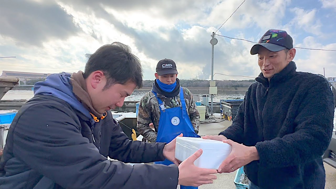 怪しい漁港で先輩漁師から頂いたモノとは...