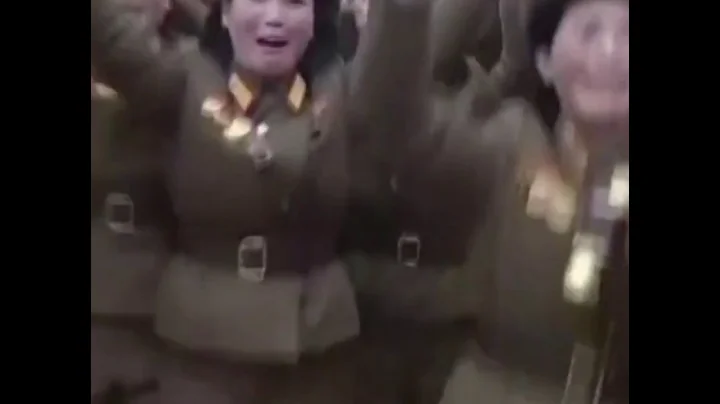 金正恩视察朝鲜女兵军营 女兵神情激动 - 天天要闻