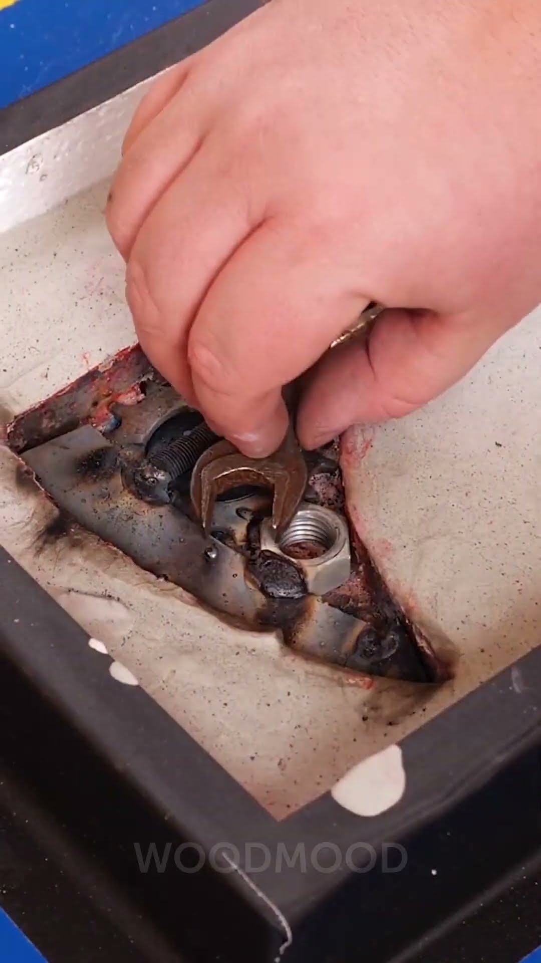 Crafting an Axe from Metal Waste ♻️