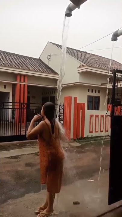 Mama Muda Mandi Hujan Sampai Kisut #shorts