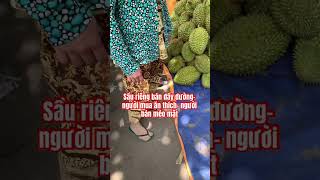 Sầu riêng bày bán khắp đường 20 ngàn