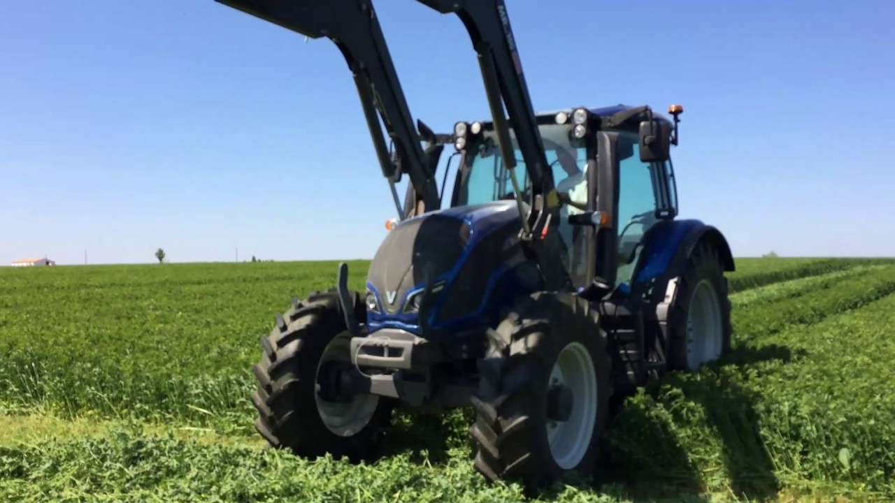 Faucheuse JF STOLL GMS 3200 avec VALTRA N104