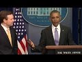 Obama surpreende porta-voz com aparição surpresa em coletiva na Casa Branca