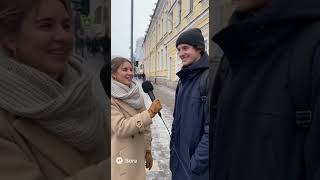 Дырявые носки   на первое свидание    вопрос прохожим задаёт девушка кореспондент