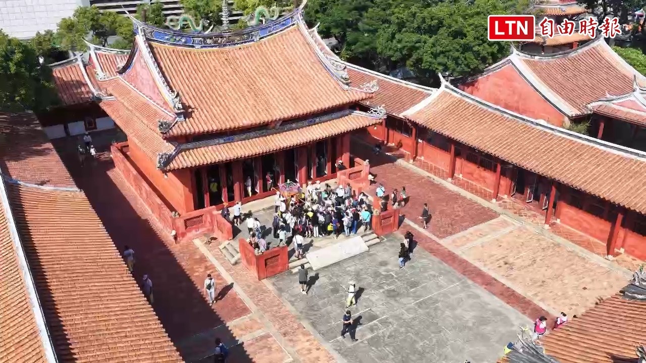 獨家》失禮!山邊媽祖鑾轎直闖台南孔廟 葉重利批:離譜 獨家》失禮!山邊媽祖鑾轎直闖台南孔廟 葉重利批:離譜