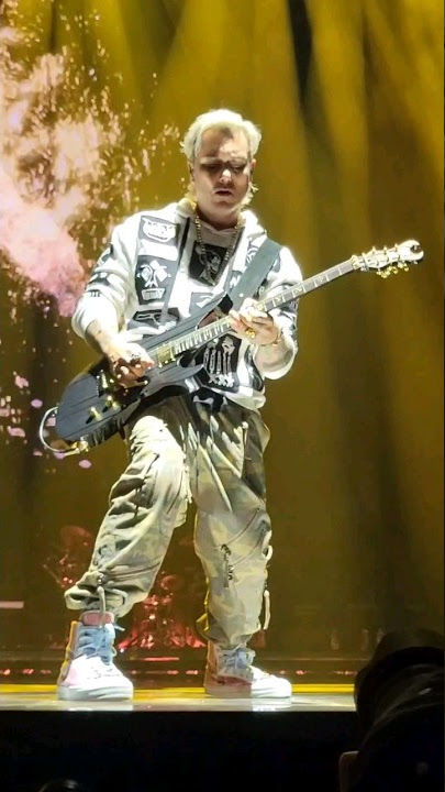 Hail to the King solo- Synyster Gates Live @ the Forum in LA