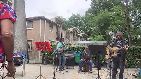 ALJON Band speelde gisteren middag bij Rumah Saya voor de ouderen.