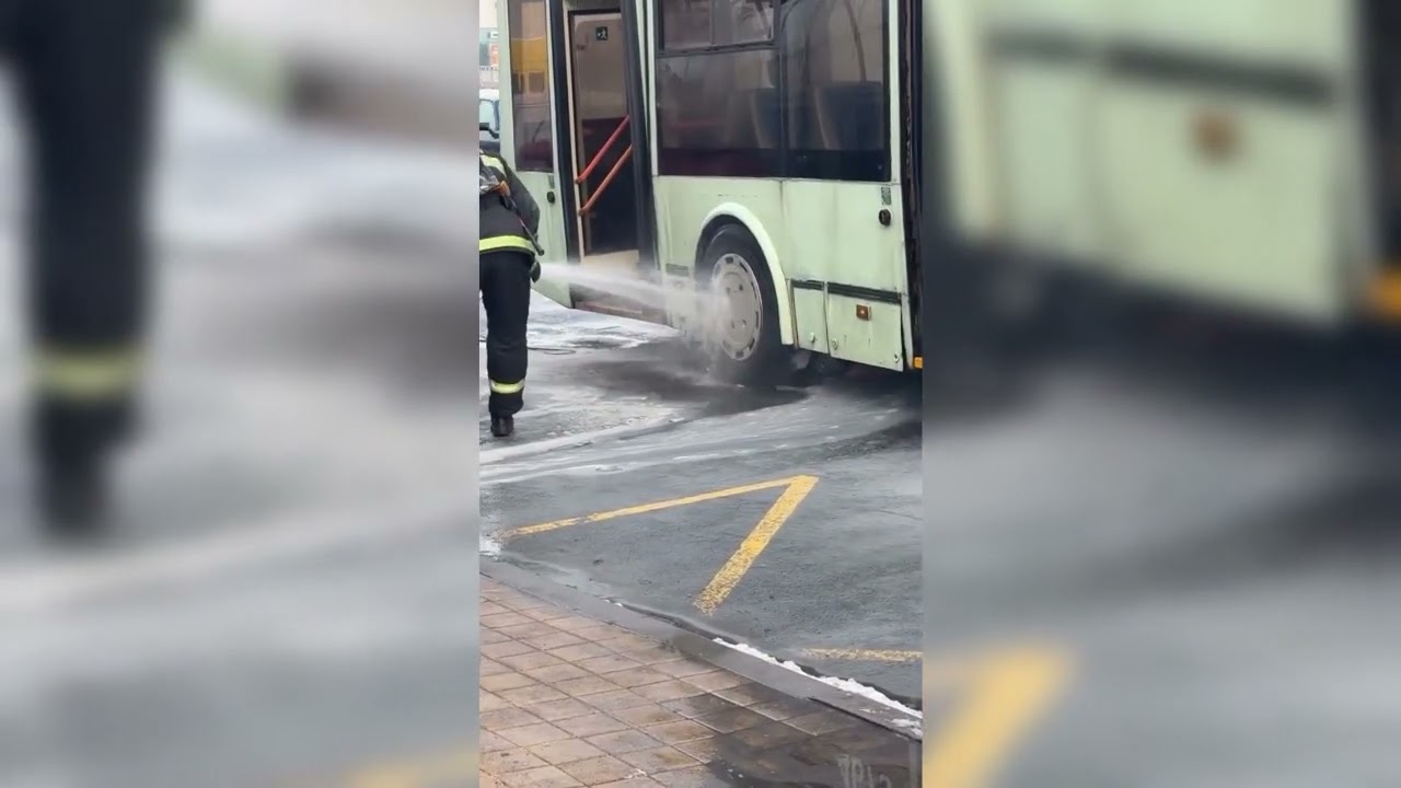 Горящий троллейбус, помощь водителю автобуса и пешеход-«камикадзе». Инциденты на дорогах Минска