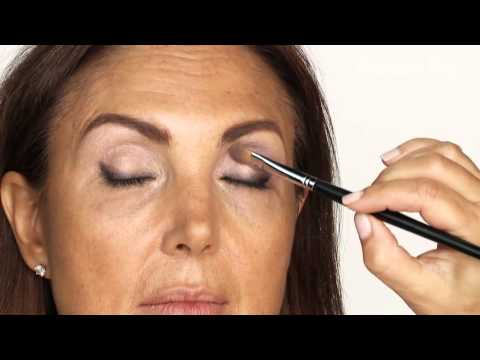 Video: Anti-aging Makeup: The Secrets Of The Cannes Lionesses