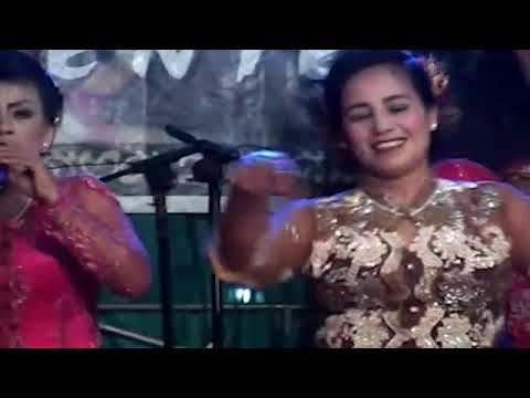Laura Music's Beautiful Classical Jaipong Performance with Mamah Nia \u0026 Ibu Turyamah Live in Sinda...