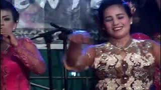 Laura Music's Beautiful Classical Jaipong Performance with Mamah Nia & Ibu Turyamah Live in Sinda...
