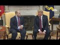 TRUMP RECEBE AMERICANO SOLTO PELA VENEZUELA.