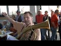 Mitten unter den fansrucksackmusikantenpfndhausen200424