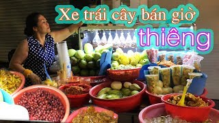 XE TRÁI CÂY BÁN GIỜ THIÊNG, khách thập phương ùn ùn đến mua nhờ vào hủ mắm ruốc gia truyền