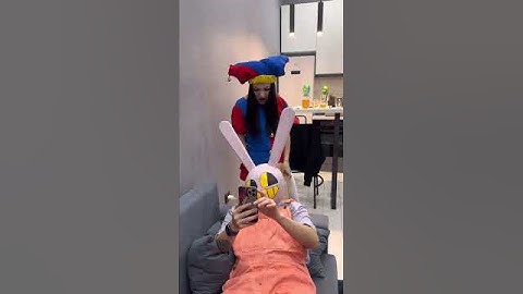 Lihat 👀apa yang dilakukan gadis ini 🥰 di ponselnya #lucu #tiktok #celana pendek #sihir