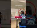 Ela fugiu da sala de aula!