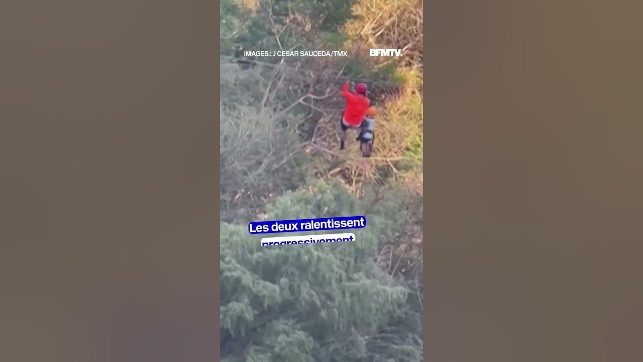 Garçon Souriant Chevauche Une Tyrolienne. Enfant Heureux Sur La