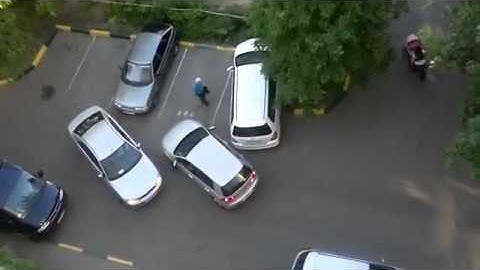 Девушка не умеет парковаться во дворе жесть!