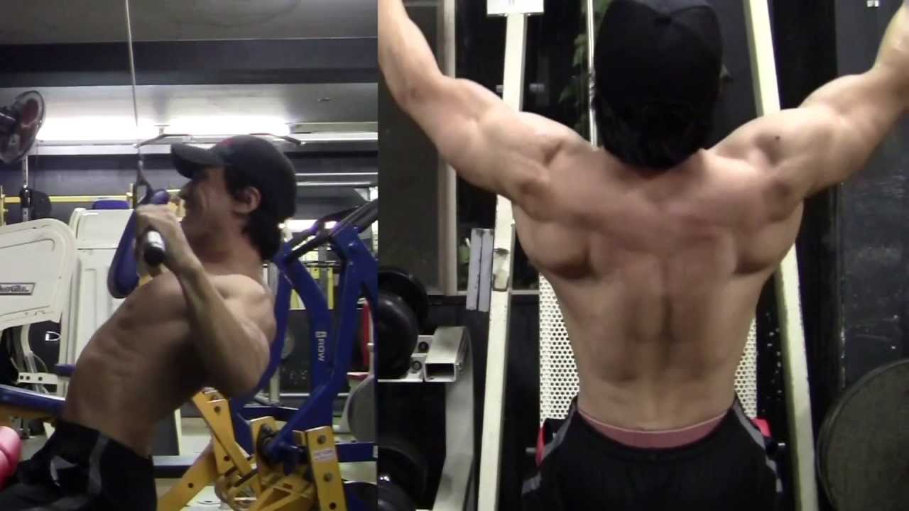 フロントラットプルダウンのフォーム 後ろ＆横から撮影 背中の意識する