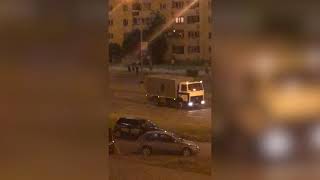 Автозак сбивает человека в Минске 9 августа 2020. Силовики стреляют по людям
