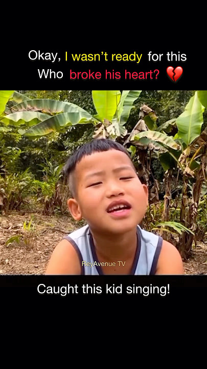 A tiny VIRAL KID singing